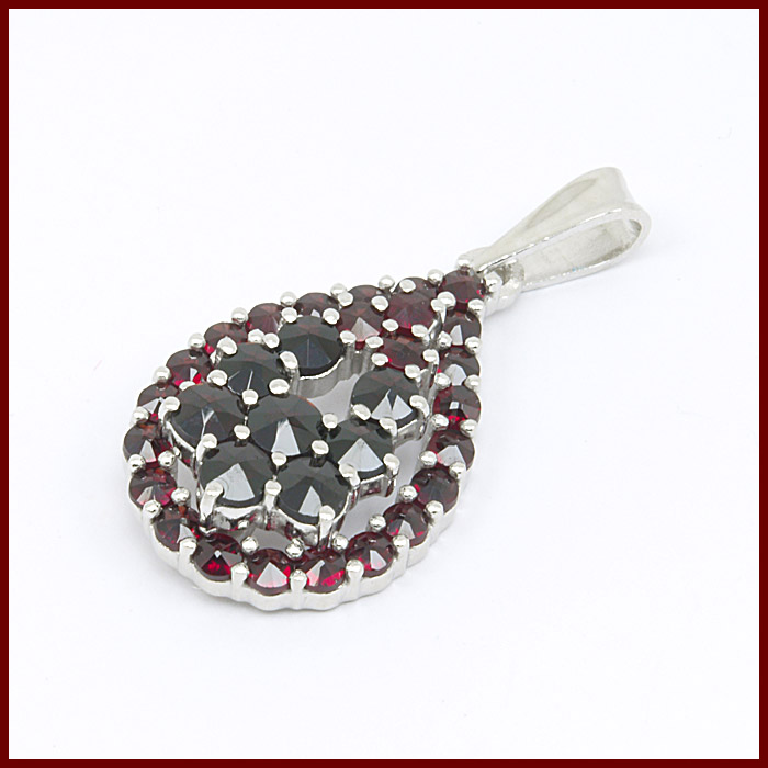 Stříbrný přívěsek český granát 6480063